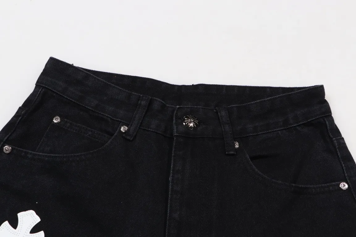 P260 [Next day] Chrome Hearts | Chrome Hearts CH city limited series Sanskrit cross patch leather jeans - black and white color matching - Chengdu "chengdu" jeans that cater to the hometown of Chengdu giant pandas. The finished products need to be washed and then disassembled and hand-stitched. The sheepskin cross leather is then spliced ​​to complete. The whole piece requires too much craftsmanship to describe. The texture can be seen in hand, and it looks good. The upper body effect is particularly stiff and stylish, super stylish. Same style for men and women - Color: black and white Size: 28 30 32 34 Corresponding sizes s-xl Available in stock and shipped in seconds. Detailed sizes can be found in Figure 9